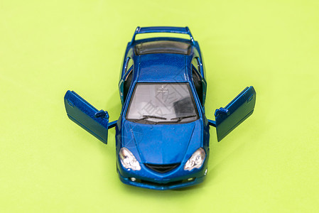 蓝色小玩具车在绿色图片