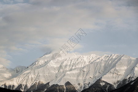 山峰雪坡滑雪场图片