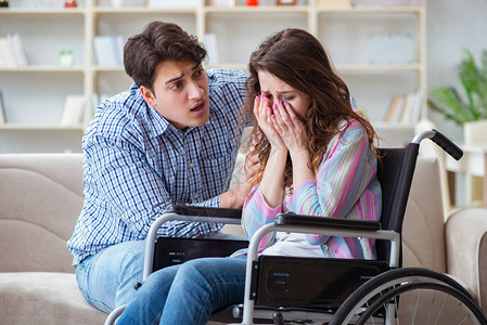轮椅的绝望残疾人图片