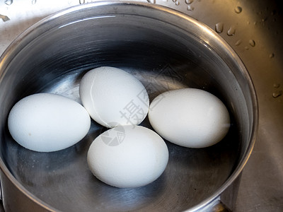 4个煮鸡蛋在水壶里图片
