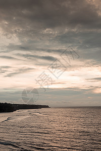 日落时的海洋风景从悬崖图片