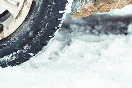 冬季在充满雪的公路上背景图片