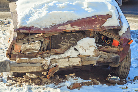 在雪地里发生事故后破旧的汽车图片