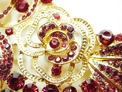 珠宝首饰胸针配有明亮宝石红宝石晶体背景图片
