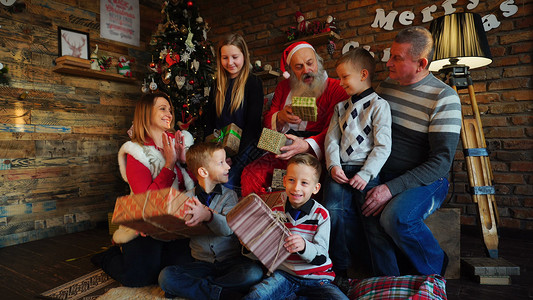 妈爸三个儿子和女儿从四面八方坐在圣诞老人附近图片