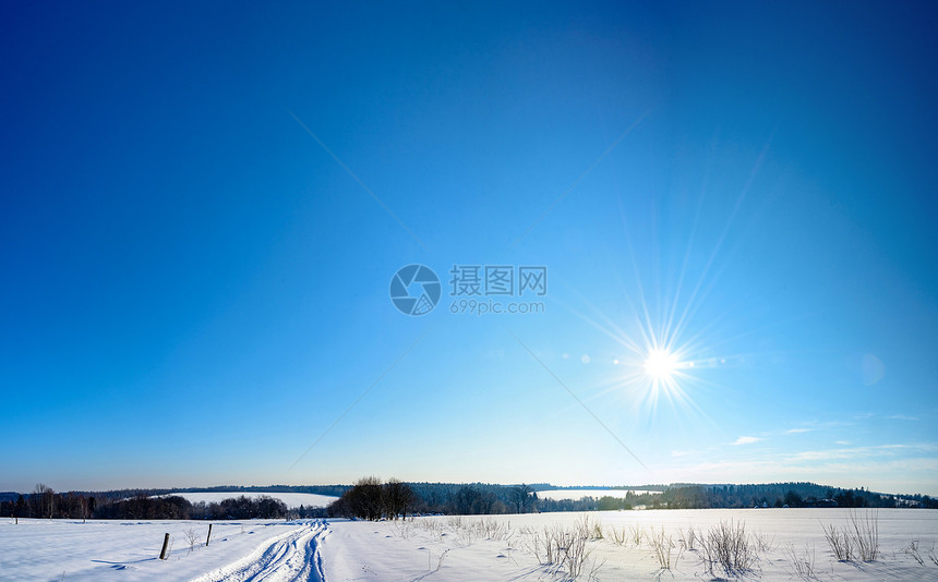 寒冬明日落下在乌克兰乡村的阳光照耀图片