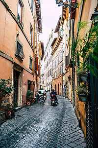 意大利罗马奈洛街的摩托车图片