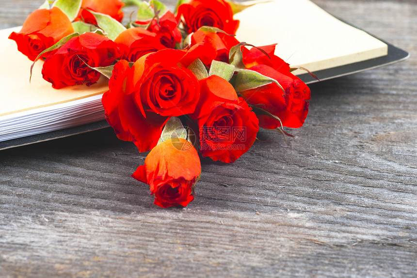 木板上的红玫瑰情人节图片