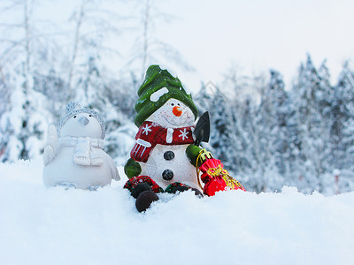 快乐的雪人圣诞冬季贺卡背景是雪背景图片