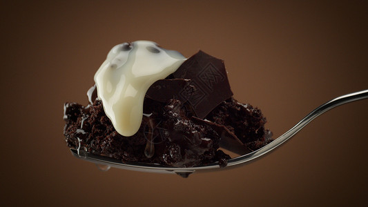 一块放在叉子上的巧克力蛋糕图片