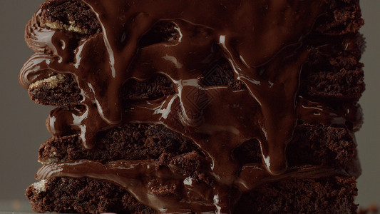 巧克力蛋糕与不同质地的巧克力奶油液体巧图片