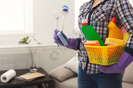 具有清洁设备准备清理房屋的无法辨认的妇女图片