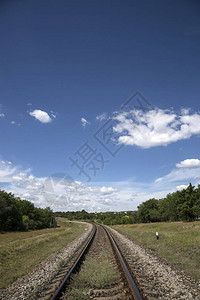 有铁路和蓝天的夏日风景图片