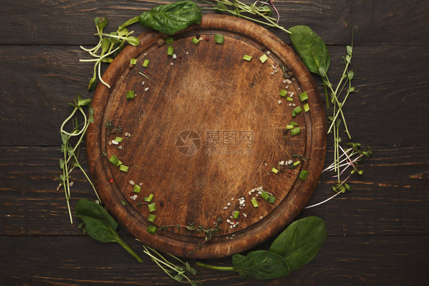 木制圆环切板上微绿色品种的顶端视图图片