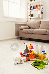 带海绵化学品瓶刷子毛巾和带勺子的拖把的桶家用设备大扫除整理清洁服务理图片