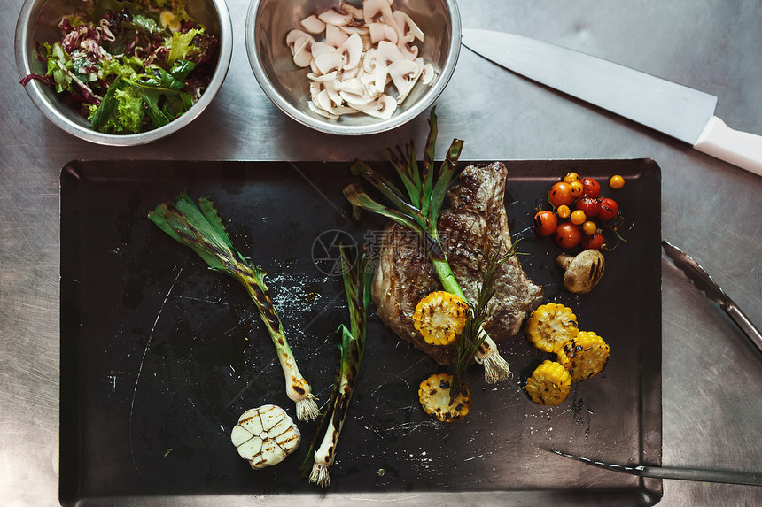 餐厅菜盘背景多汁中型牛肉排和加烤蔬菜餐盘上健康的独家食品顶视图片