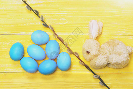 复活节快乐鸡蛋和兔子套传统鸡蛋涂成蓝色背景图片