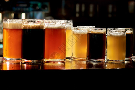 不同种类的啤酒在吧酒吧里有各种不同种类的啤酒各图片