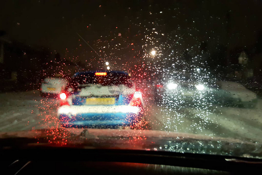 在英国的暴风雪下汽车在夜间图片
