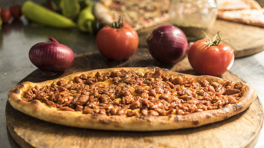 传统烤箱马其顿肉馅饼Pastrmajlija马其顿披萨图片