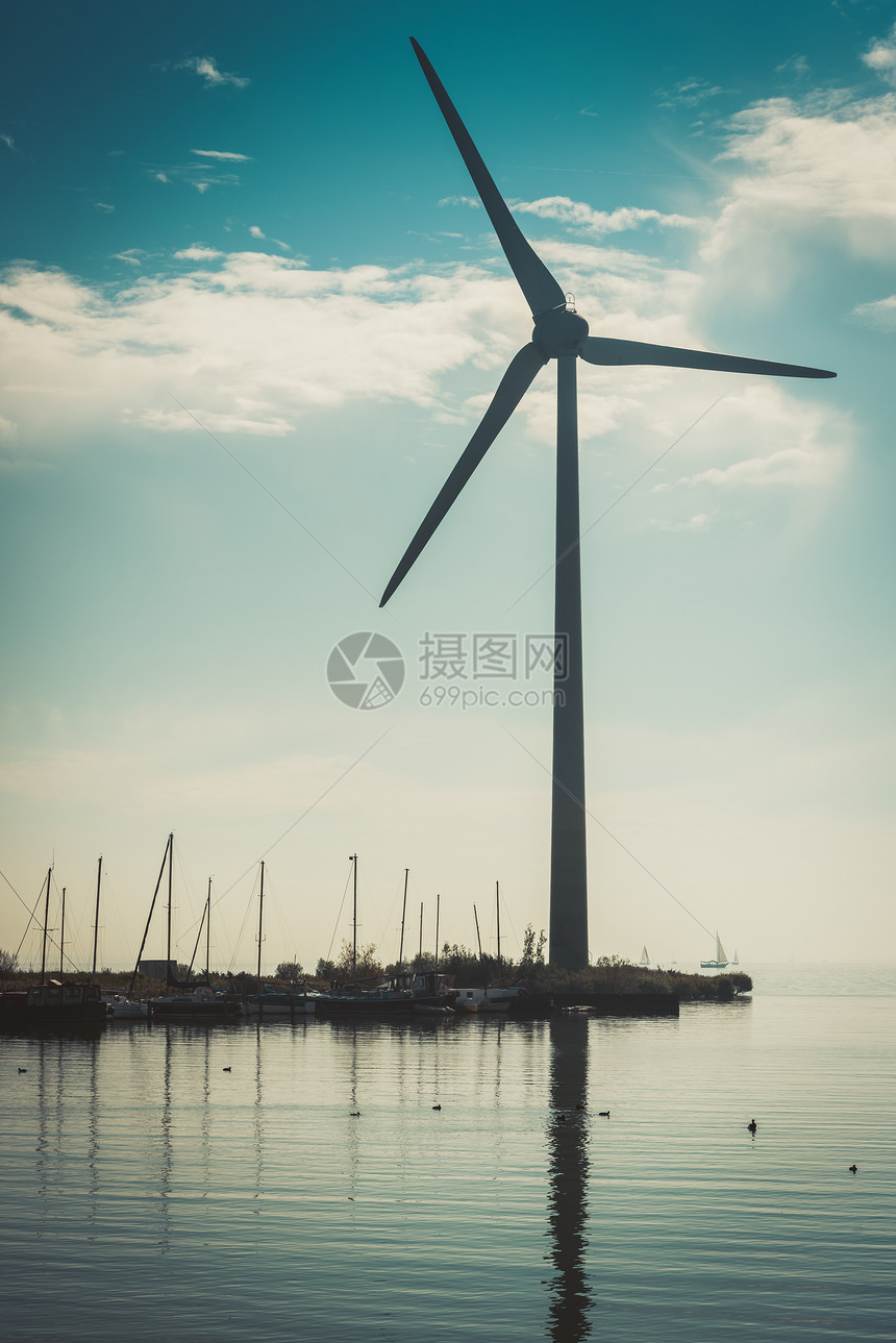 农村水面景观风力涡轮机图片