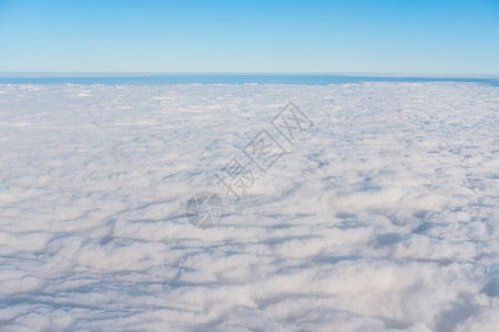 在美丽的日子里蓝天和地平线的白云图片