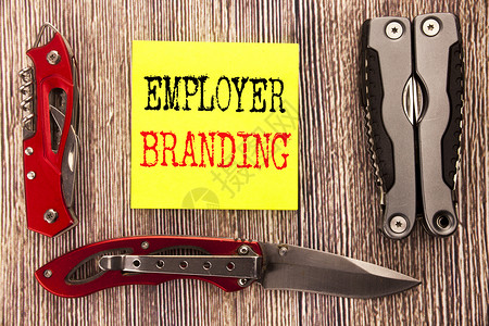 手写文字标题灵感显示雇主品牌用带空间的小刀在旧木背景上写的品牌建图片