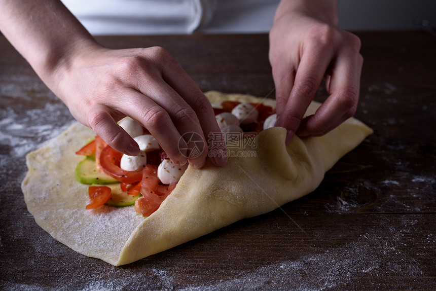 烹饪自制饼干披萨加蔬菜和奶酪的薄饼素食图片