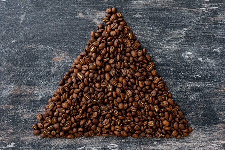 以三角形金字塔形式呈现的咖啡豆顶端景色背景图片