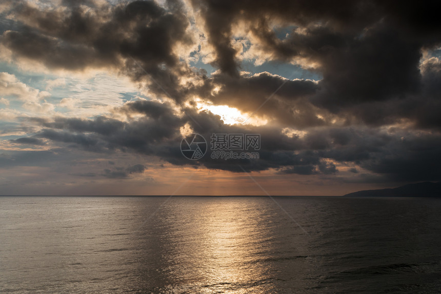 地中海面上日出云雾乌云笼罩图片