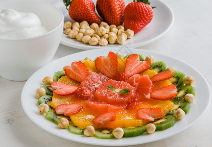 健康果盘配猕猴桃橙草莓和葡萄柚图片