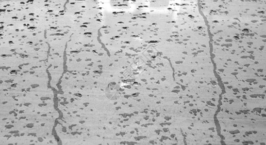 车窗上的雨滴是黑色和白色的摘图片