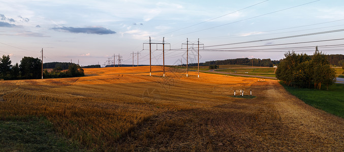 农庄收割后田地日落时风景鲜明的农村景图片