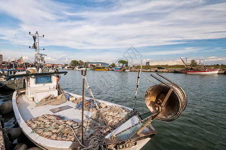 商业渔船停泊在港口图片