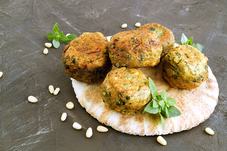 阿拉伯食物灰色背景的Hummus和f图片