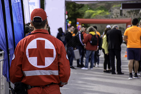 红十字志愿者在马图片