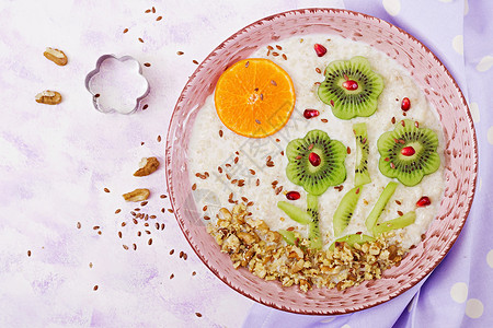 美味健康的燕麦粥配猕猴桃石榴和坚果健康的早餐健身食品适当的图片