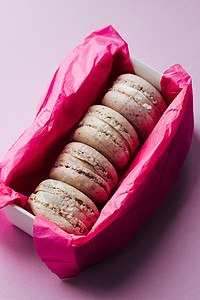 粉红色纸盒甜点中的美味多彩图片