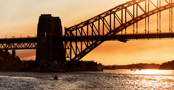 在澳大利亚悉尼湾和日出中的大桥图片