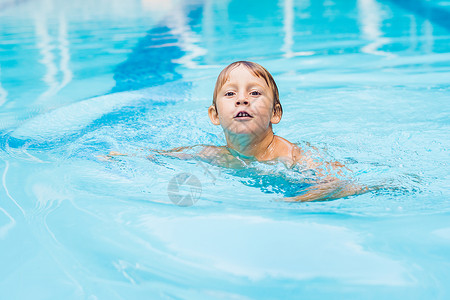 游泳池儿童游泳和在水中玩耍的活动图片