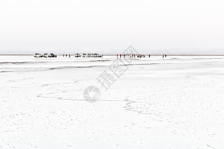 在湖边的达纳基尔非洲盐碱湖里很多汽车和人们看图片