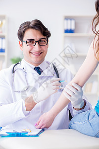 病人看医生每年接种预防流感疫苗的图片