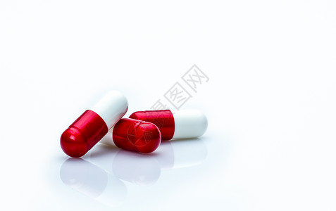 红色白色抗生素胶囊丸的宏观拍摄细节图片