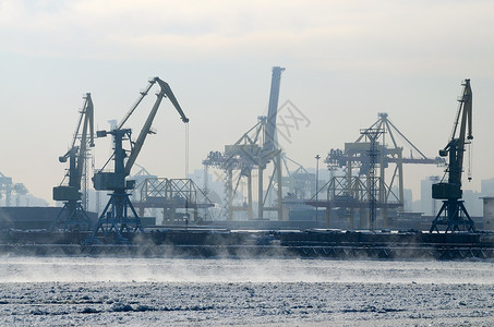 港口拥有起重机和装货机的地域辽阔港口内的船舶每天图片