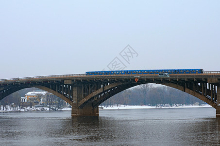 桥与一列火车地铁列车在桥上行驶图片