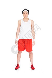 穿着慢跑鞋和短裤的年轻瘦小男子站背景图片