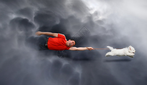 狗在云中奔跑和拖着一个男人的皮图片