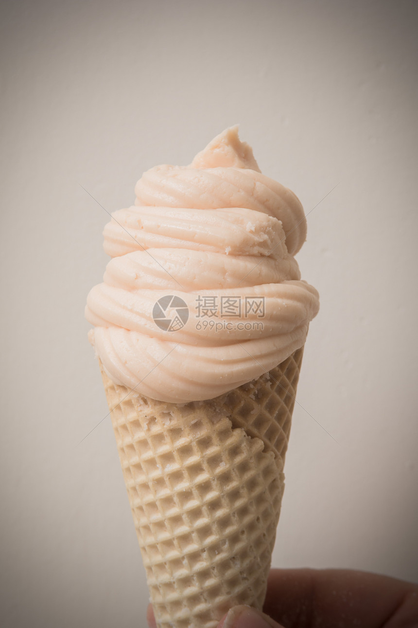 白色背景的新鲜冰淇图片