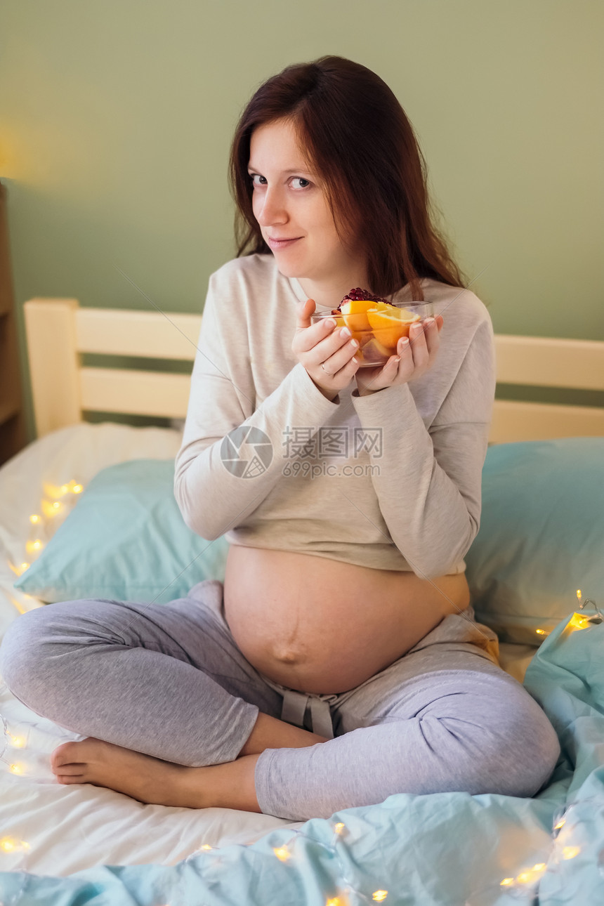 怀孕的白种人妇女的肖像图片