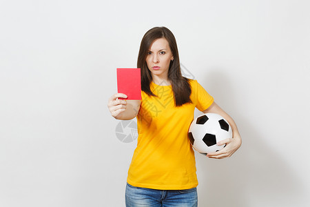 欧洲严重的年轻女子足球裁判或穿着黄色制服的球员显示红牌图片